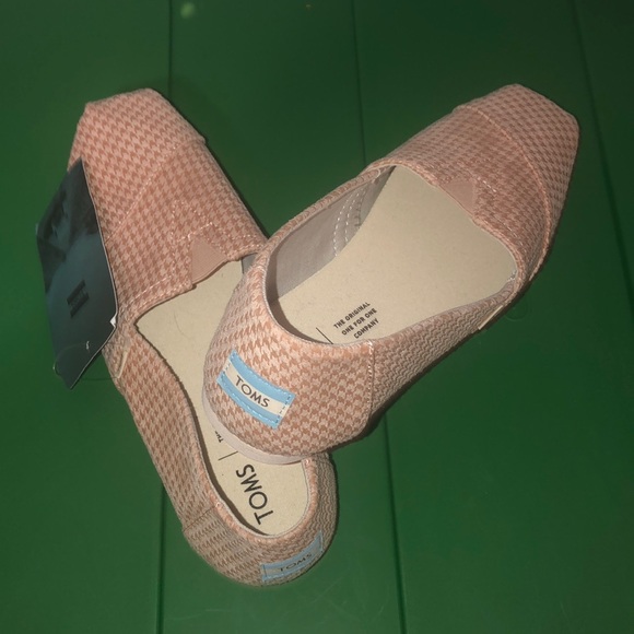 TOMS - Picture 3 of 5